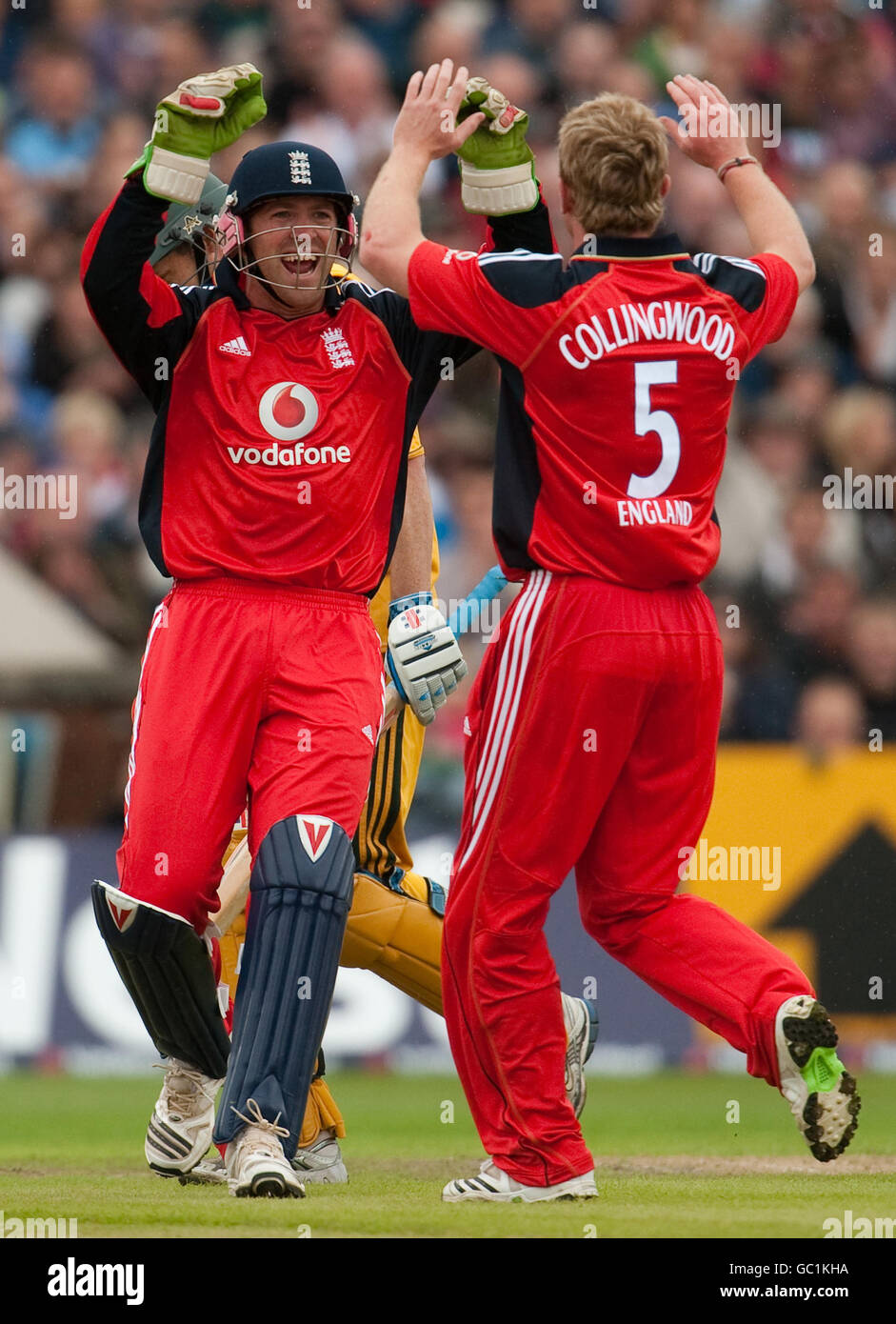 Der Engländer Matt Prior stößt beim ersten internationalen Twenty20-Spiel in Old Trafford, Manchester, auf den Australier David Hussey. Stockfoto