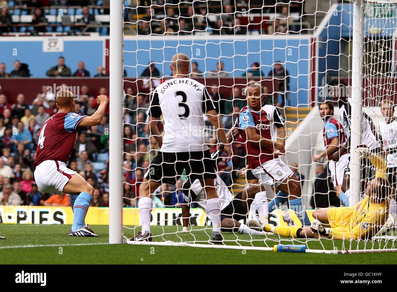 Fulhams John Pantsil (versteckt) bringt den Ball in seine eigene NET zu geben Aston Villa das Eröffnungs-Ziel Stockfoto