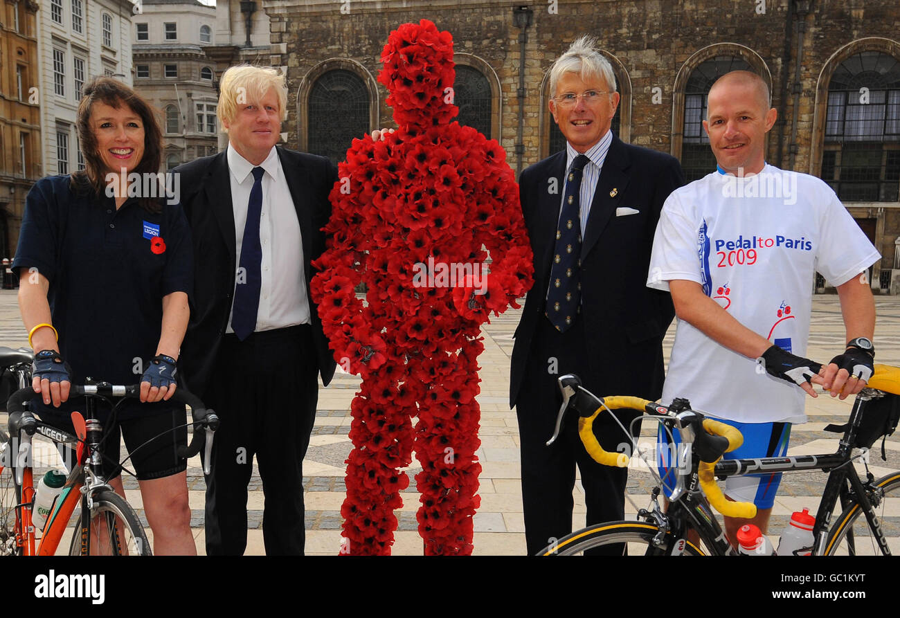 Der Bürgermeister von London, Boris Johnson, feiert den Start der Royal British Legion's Pedal to Paris Ride 2009 in London. Stockfoto