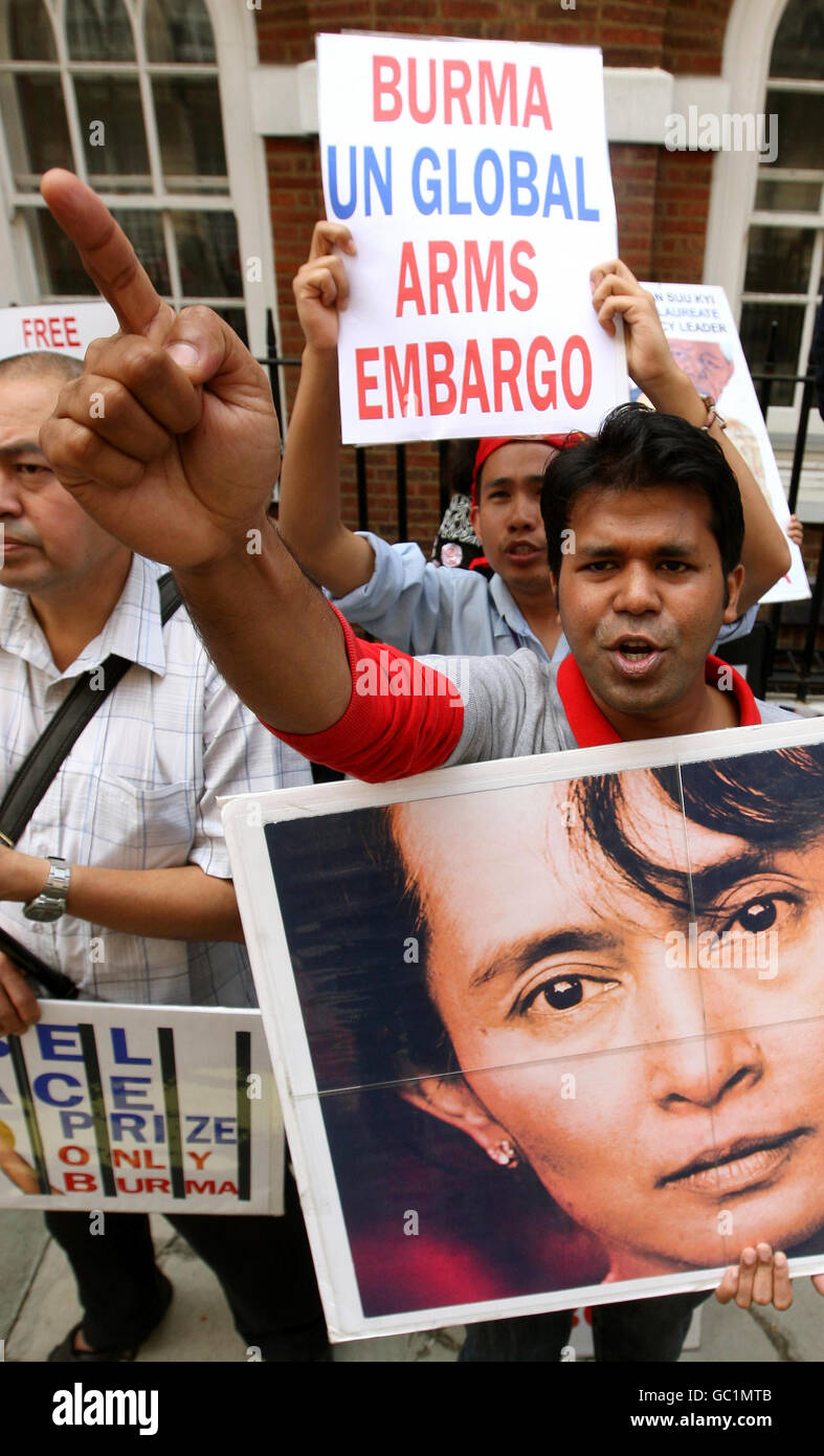 Ein Protestler hält ein Plakat von Aung San Suu Kyi, während Demonstranten gegen die Verurteilung der burmesischen Demokratieaktivistin Aung San Suu Kyi vor der birmanischen Botschaft in Mayfair, London, protestieren. Stockfoto