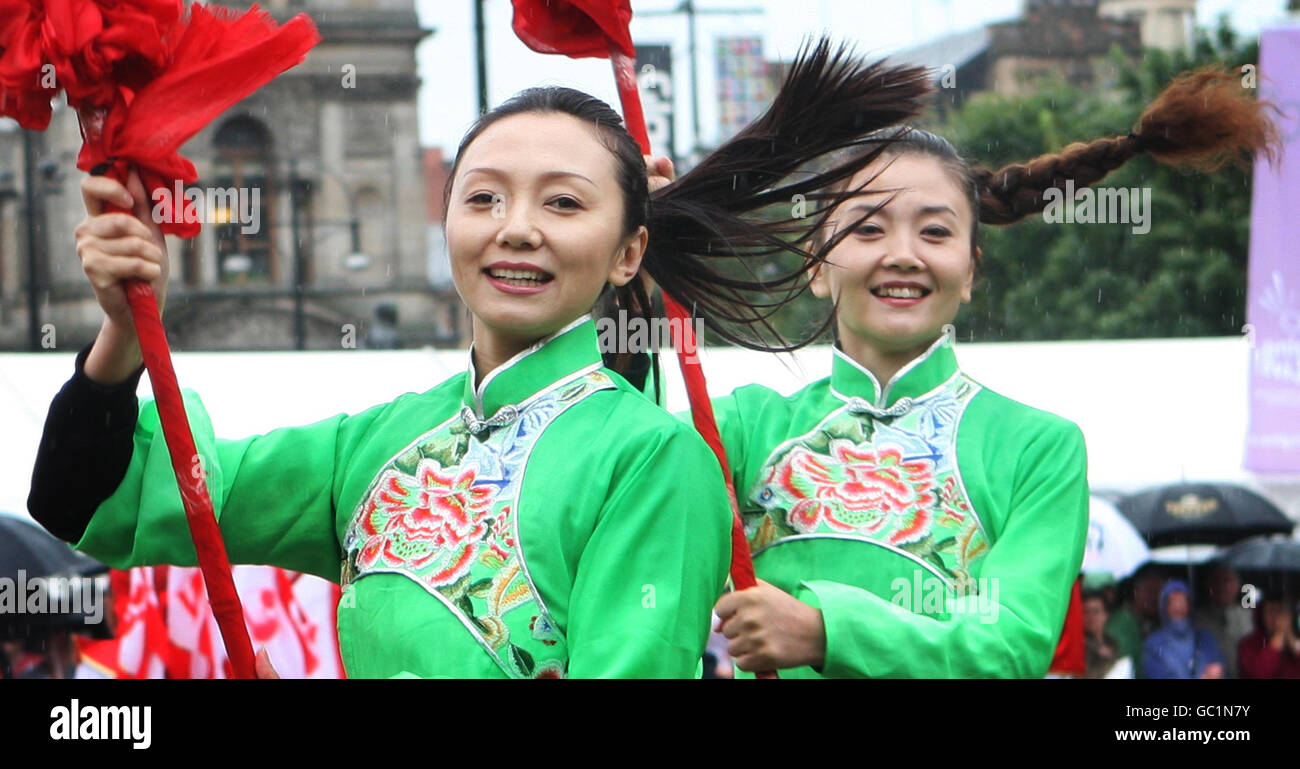Die chinesische She Huo Cultural Truppe spielt am George Square in Glasgow während der ersten von vier "Taste of the Tattoo"-Aufführungen. Stockfoto