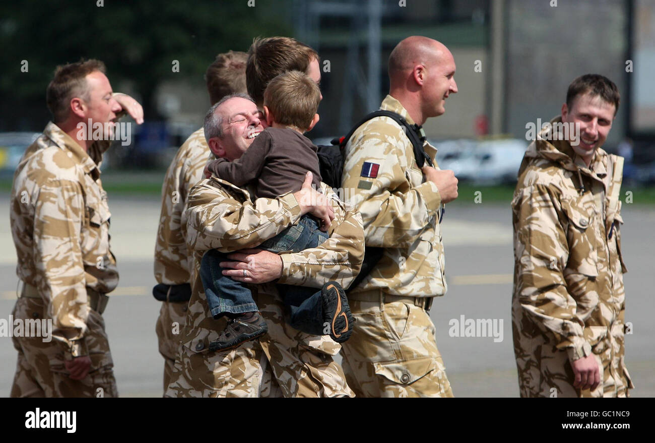 CPL Damian Duffy wird von Sohn Oliver begrüßt, als die letzten beiden Merlin-Hubschrauber vom Irak nach RAF Benson in Oxfordshire zurückkehren. Stockfoto
