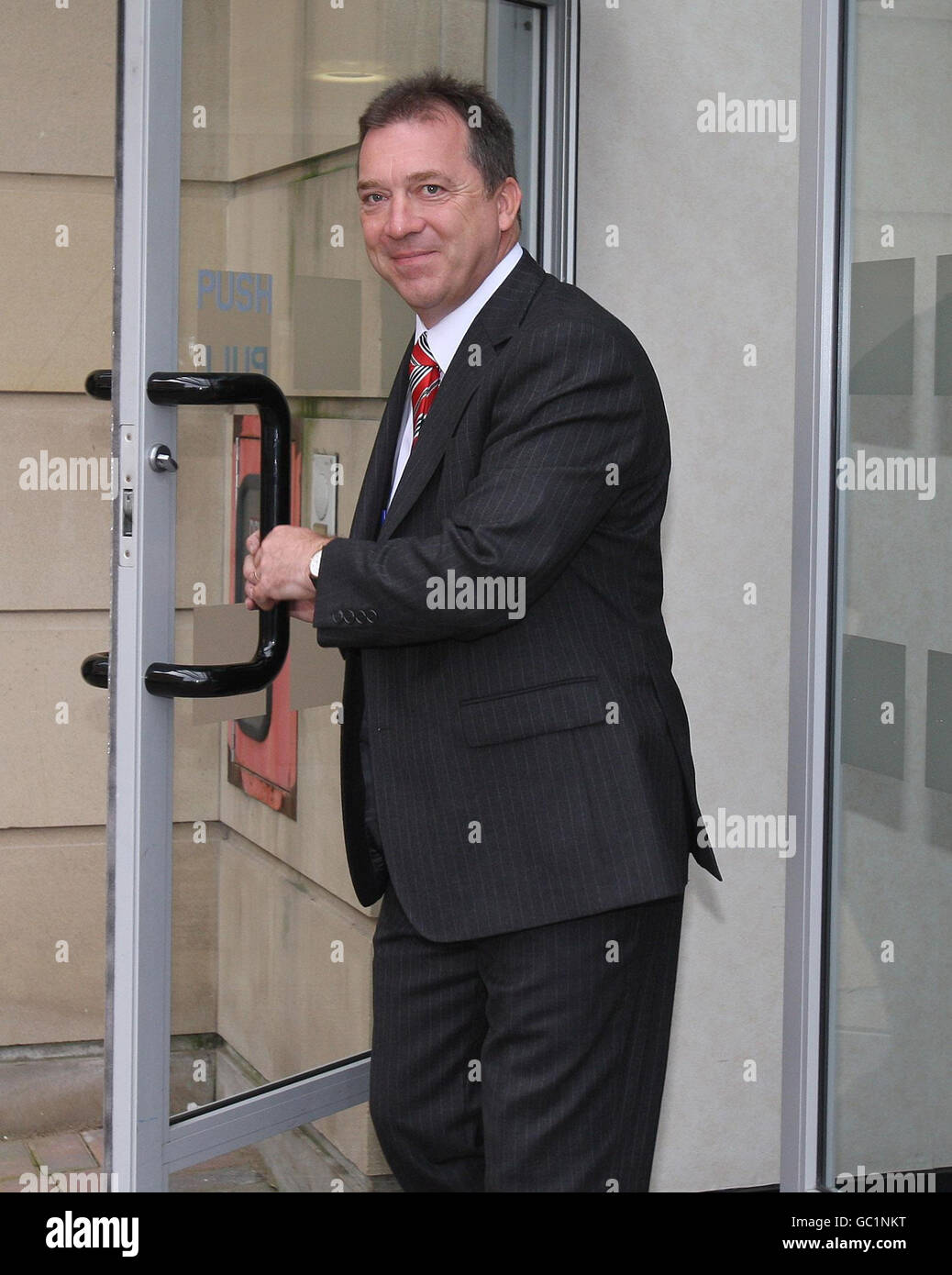 Matt Baggott von der Polizei in Leicestershire verlässt das Hauptquartier der Polizeibehörde in Belfast, bevor er heute Abend bekannt gegeben wurde, dass er zum neuen Chief Constable des Police Service of Northern Ireland ernannt wurde. Stockfoto