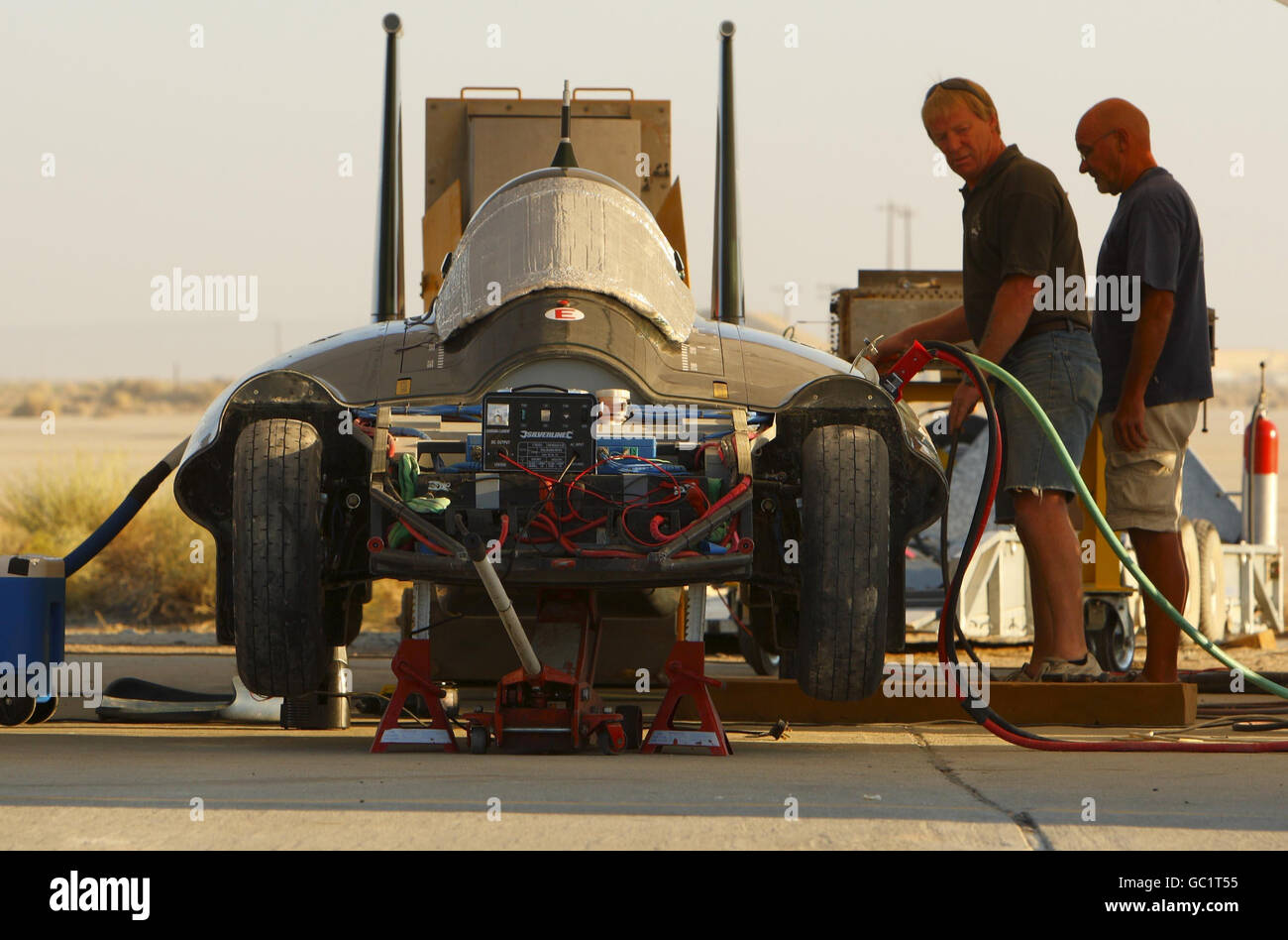 Das britische Steam Car Challenge-Team bereitet das Auto am Rogers Dry Lake auf dem Luftwaffenstützpunkt Edwards, Mojave Desert, Kalifornien, USA, vor dem Versuch, einen Geschwindigkeitsrekord zu verzeichnen. Stockfoto