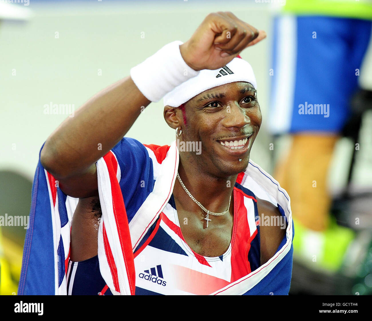 Der britische Phillips Idowu feiert nach seinem Goldsieg im Dreisprung-Finale der Männer während der IAAF-Weltmeisterschaft im Olympiastadion in Berlin. Stockfoto
