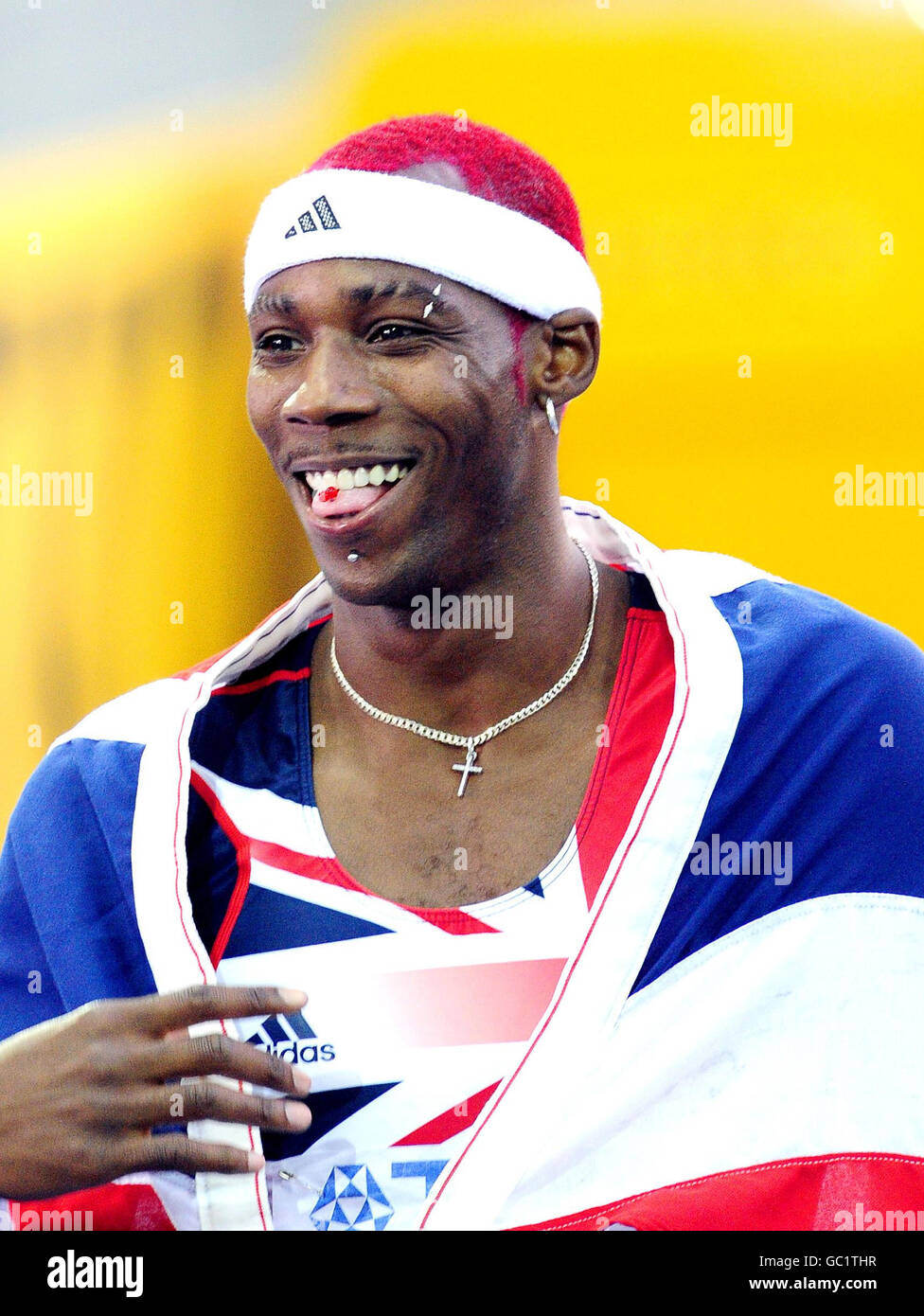 Der britische Phillips Idowu feiert nach seinem Goldsieg im Dreisprung-Finale der Männer während der IAAF-Weltmeisterschaft im Olympiastadion in Berlin. Stockfoto