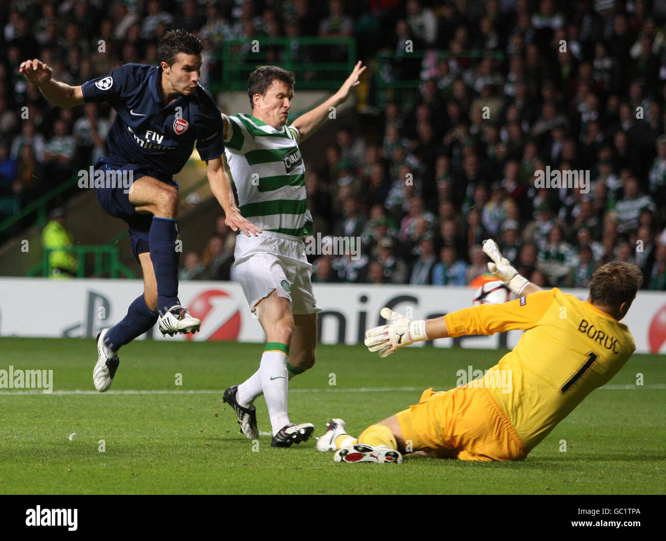 Artur Boruc (rechts) von Celtic rettet einen Schuss von Francesc Fabregas von Arsenal während des UEFA Champions League Qualifying First Leg Spiels in Celtic Park, Glasgow. Stockfoto