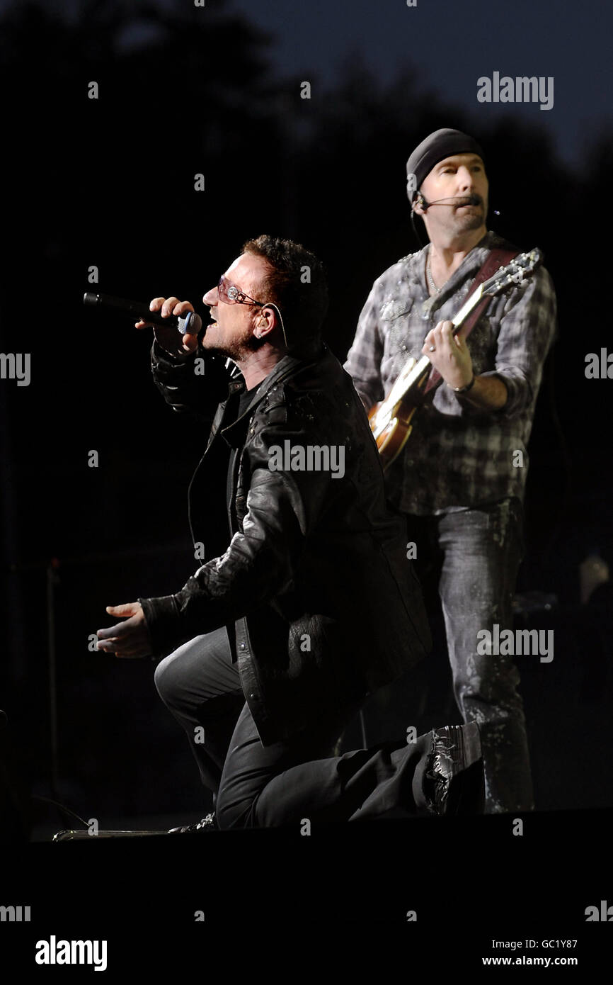 U2-Konzert im Don Valley - Sheffield. Bono (links) und The Edge of U2 treten im Rahmen ihrer Tour 360 live im Don Valley Stadium in Sheffield auf. Stockfoto