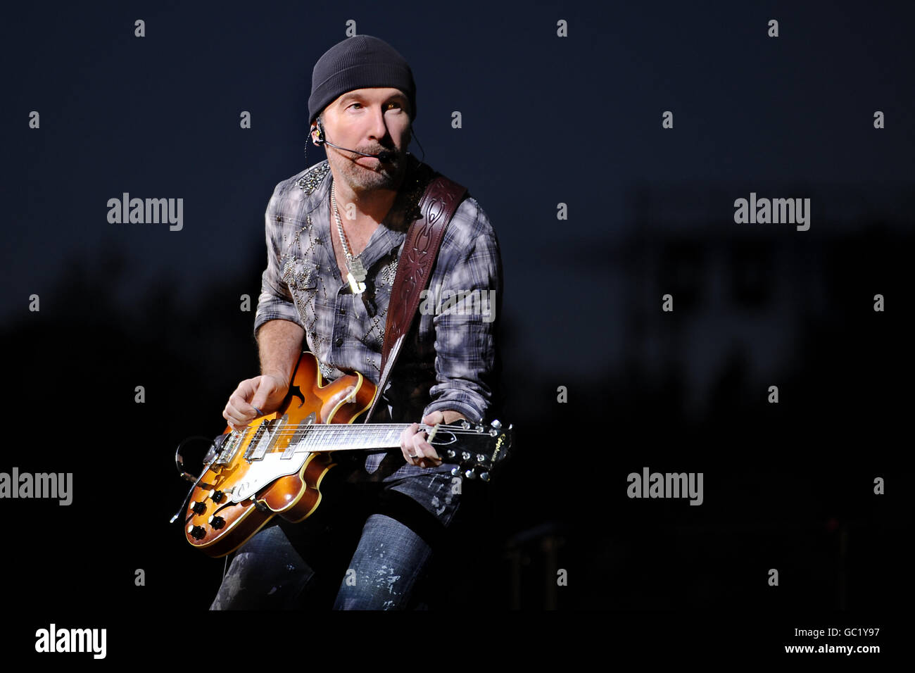 The Edge of U2 tritt im Rahmen ihrer 360 Degree Tour live im Don Valley Stadium in Sheffield auf. Stockfoto