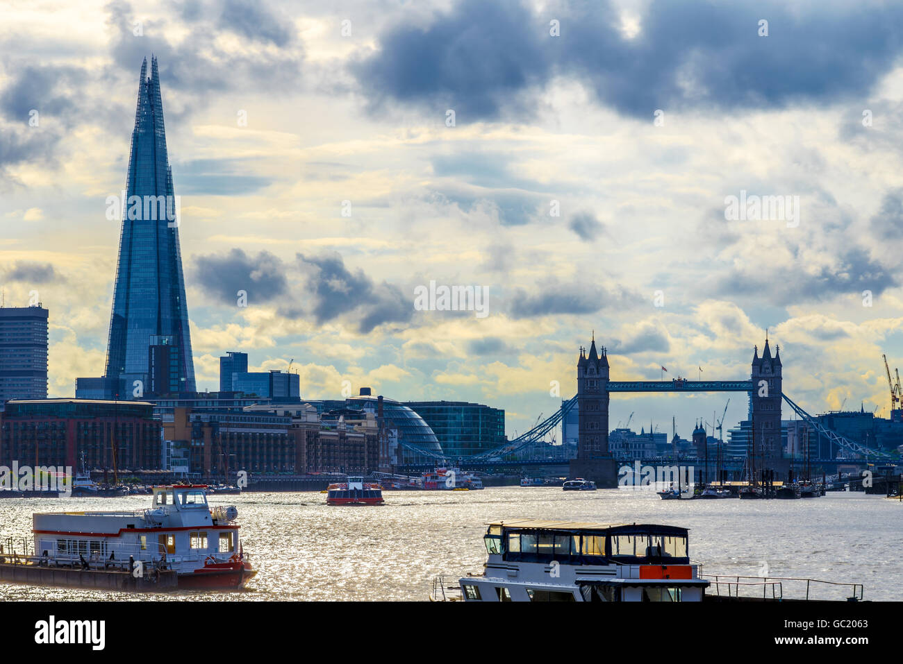Londoner Stadtbild mit Tower Bridge vor einem Himmel mit dramatische Wolken Stockfoto