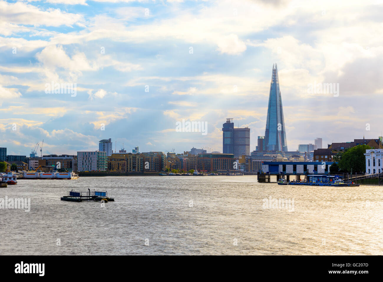 Londoner Stadtbild mit Sonnenstrahlen durch die Wolken scheint Stockfoto