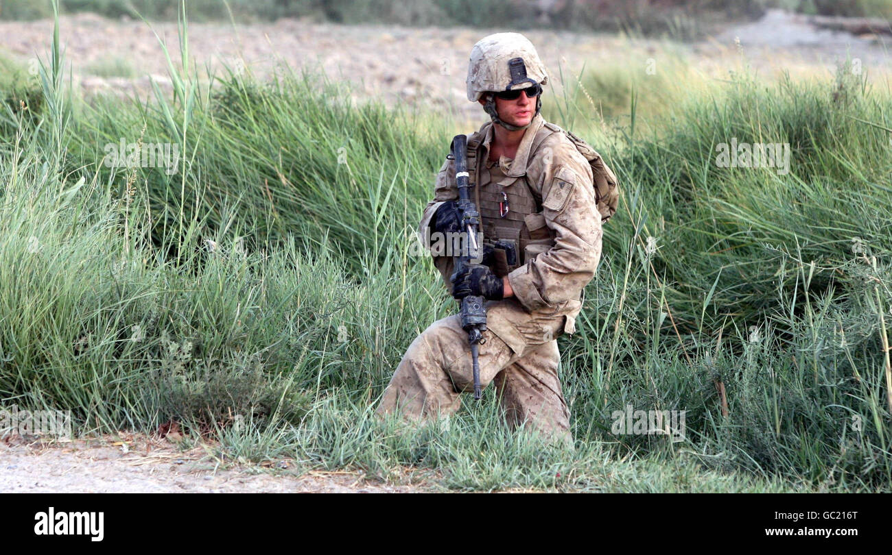 Amerikanische Marine auf Patrouille in Khan Neshin, Provinz Helmand, Afghanistan, dem südlichsten Teil der Koalitionstruppen und nahe der Grenze zu Pakista. Stockfoto