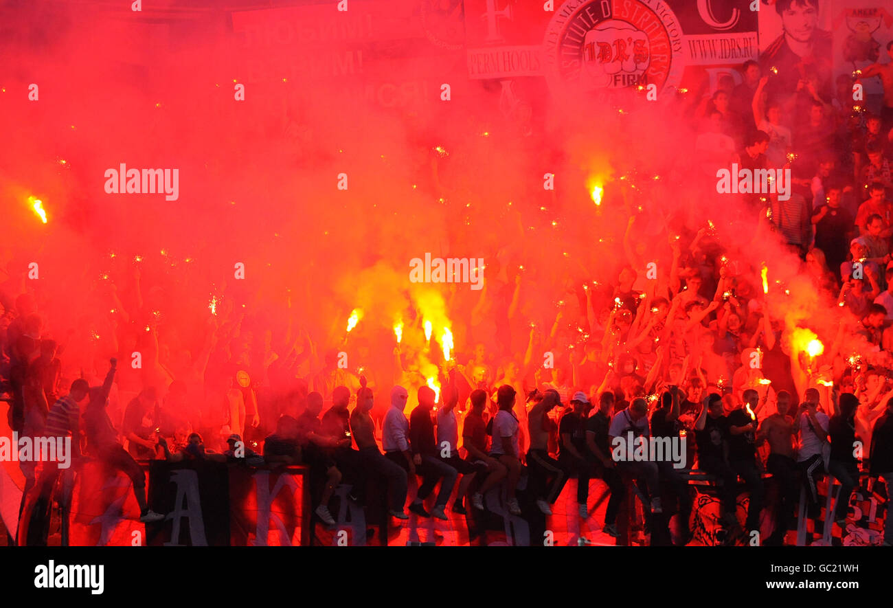 Fußball - UEFA Europa League - Play offs - Second Leg - Amkar Perm gegen Fulham - Zvezda Stadium. Amkar Perm Fans leuchten Fackeln in den Tribünen Stockfoto