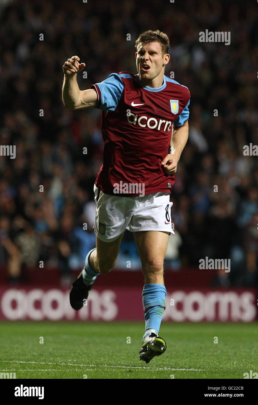 Fußball - UEFA Europa League - Play-offs - zweite Etappe - Aston Villa gegen Rapid Wien - Villa Park. James Milner von Aston Villa feiert das Tor zum Eröffnungstreffer des Spiels vom Strafpunkt aus Stockfoto