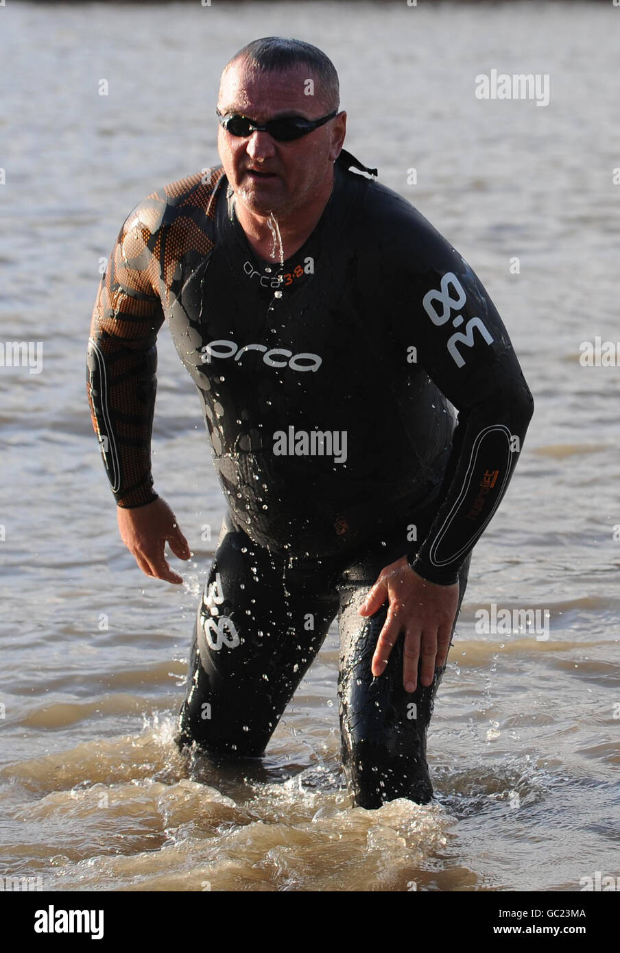 Rekordschwimmer Martin Strel taucht heute aus der Themse in London auf, um einen Film über sein 3,375 Meilen langer Schwimmen am Amazonas zu starten. Stockfoto