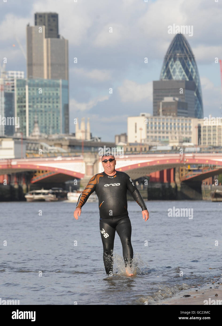 Rekordschwimmer Martin Strel taucht heute aus der Themse in London auf, um einen Film über sein 3,375 Meilen langer Schwimmen am Amazonas zu starten. Stockfoto