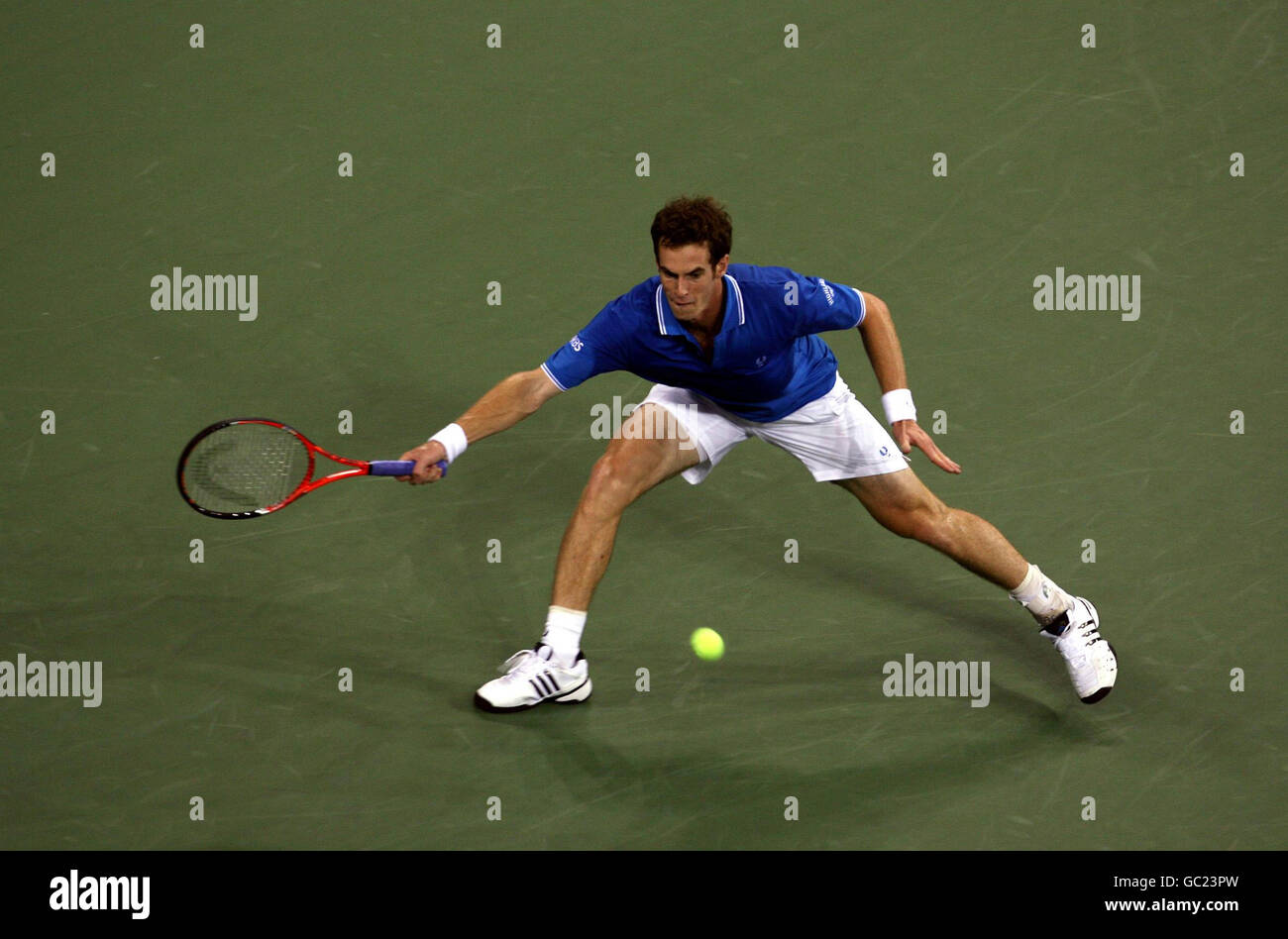 Der britische Andy Murray im Einsatz gegen den lettischen Ernests Gulbis am zweiten Tag der US Open in Flushing Meadows, New York. Stockfoto