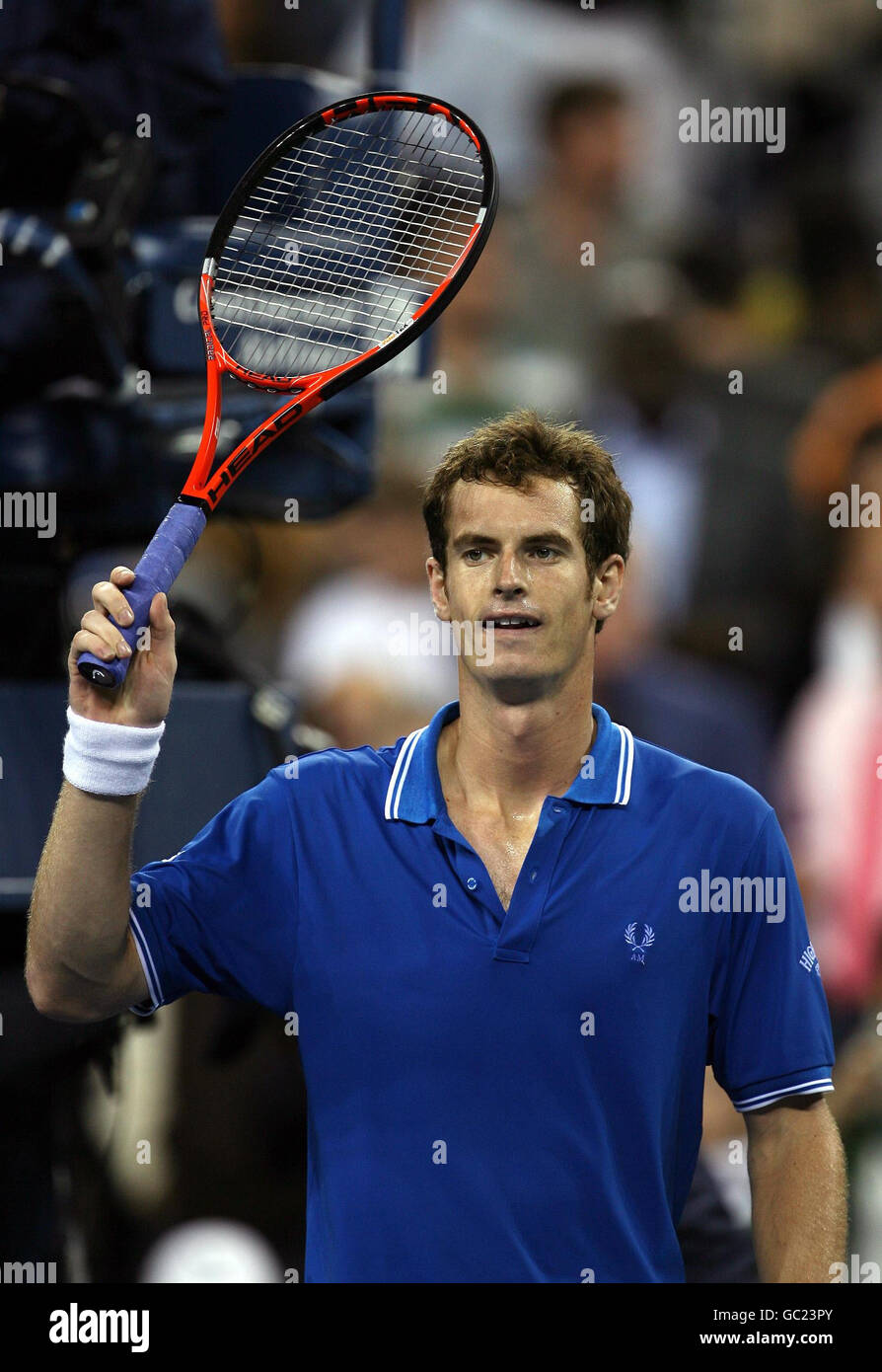 Tennis - 2009 US Open - Tag zwei - Flushing Meadows. Der britische Andy Murray feiert den Sieg von Lettlands Ernests Gulbis am zweiten Tag der US Open in Flushing Meadows, New York. Stockfoto