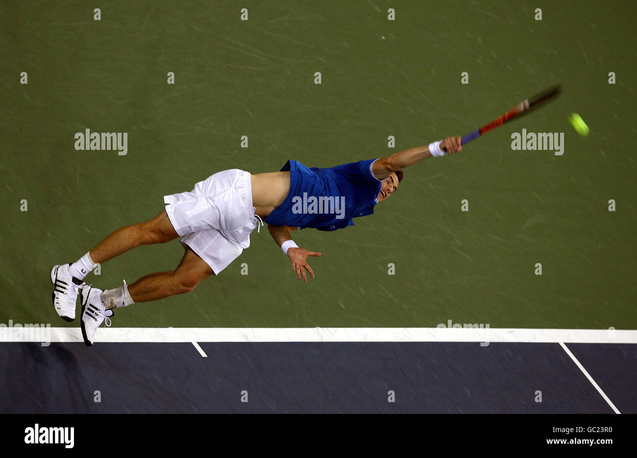 Der britische Andy Murray im Einsatz gegen den lettischen Ernests Gulbis am zweiten Tag der US Open in Flushing Meadows, New York. Stockfoto