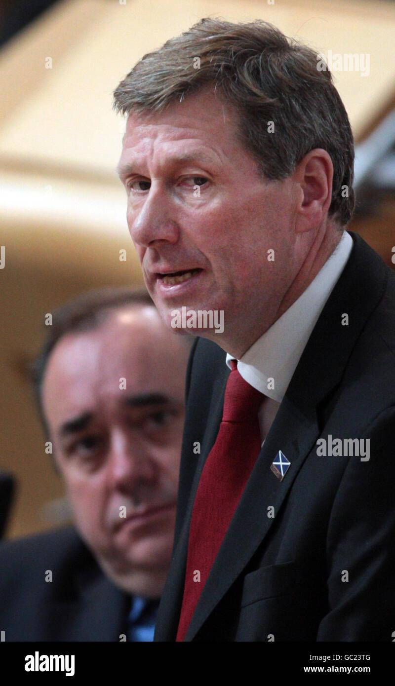 Justizminister Kenny MacAskill und der erste Minister Alex Salmond während der Lockerbie-Debatte im schottischen Parlament in Edinburgh. Stockfoto