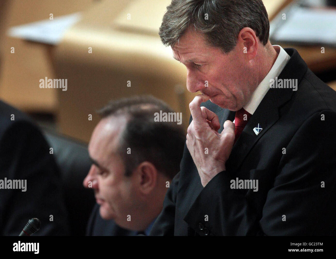 Justizminister Kenny MacAskill und der erste Minister Alex Salmond während der Lockerbie-Debatte im schottischen Parlament in Edinburgh. Stockfoto