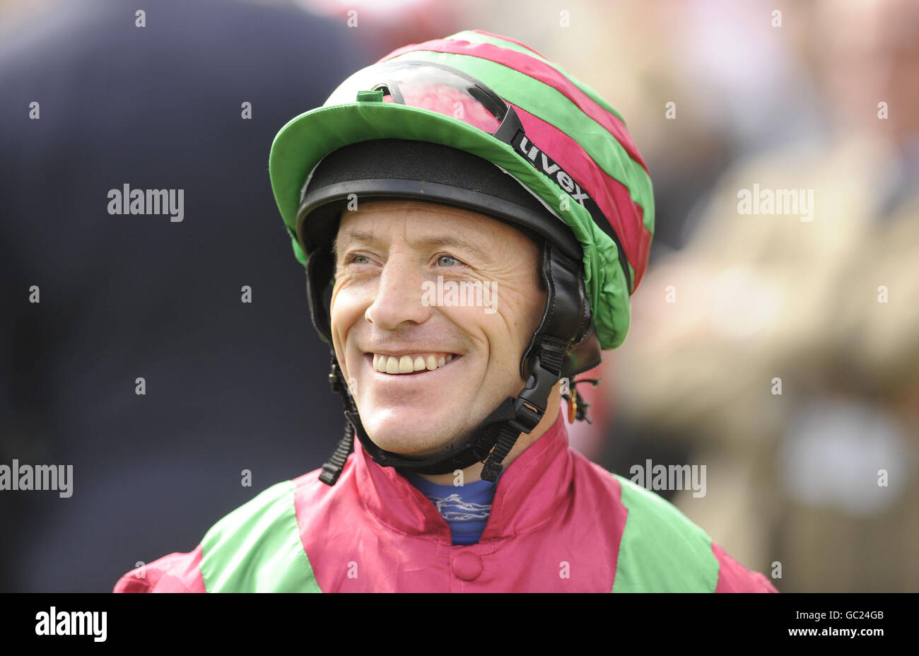 Jockey Kieren Fallon in der Parade Ring für das erste Rennen auf seinem Comeback zu Rennen auf Lingfield Racecourse. Stockfoto