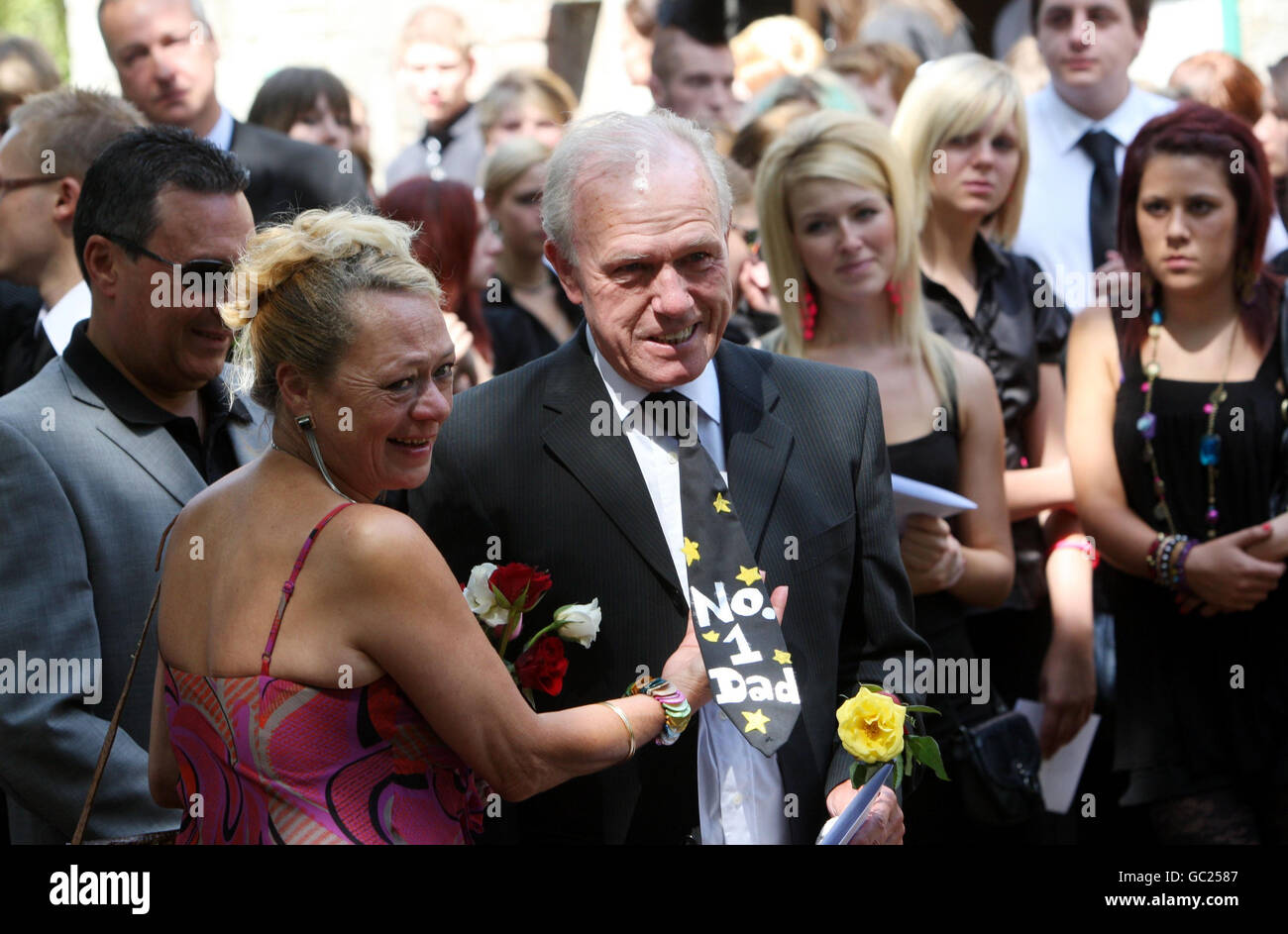 Beverley Butcher (links) die Mutter des 18-jährigen Madelynne Butcher hält die Nummer 1 des Vaters von Madelynnes Vater Alan bei ihrer Beerdigung in der St. Mary's Kirche in Sholing, Southampton, der nach der Rückkehr aus einem Urlaub auf Teneriffa an der Schweinegrippe starb. Stockfoto