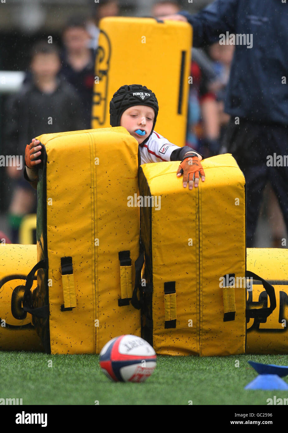 Ein Junge versucht einen Rugby-Hindernisparcours während des Edinburgh Rugby Summer Camp in Murrayfield, Edinburgh. Stockfoto