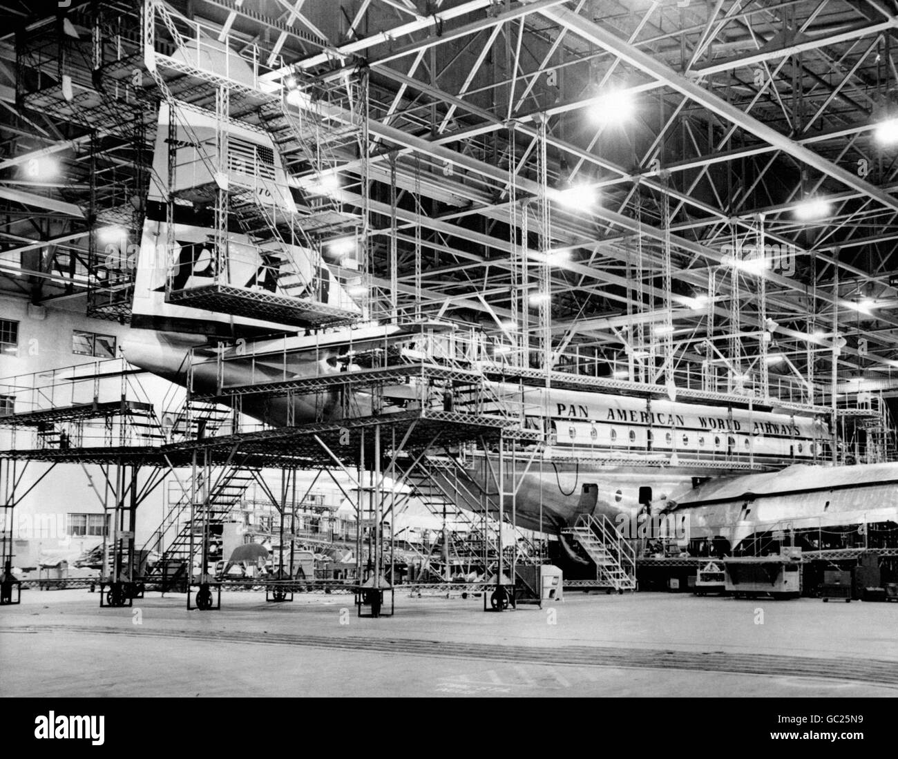 Um die Überholung der riesigen Stratocruisers der Pan-American World Airways Flotte zu übernehmen, hat Pan-am diese massive Überholungsdock in Los Angeles gebaut. Stockfoto