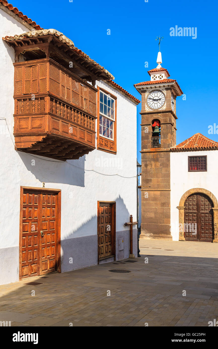 Straße mit typisch kanarischen Stil Kirche in San Juan De La Rambla Stadt, Teneriffa, Kanarische Inseln, Spanien Stockfoto