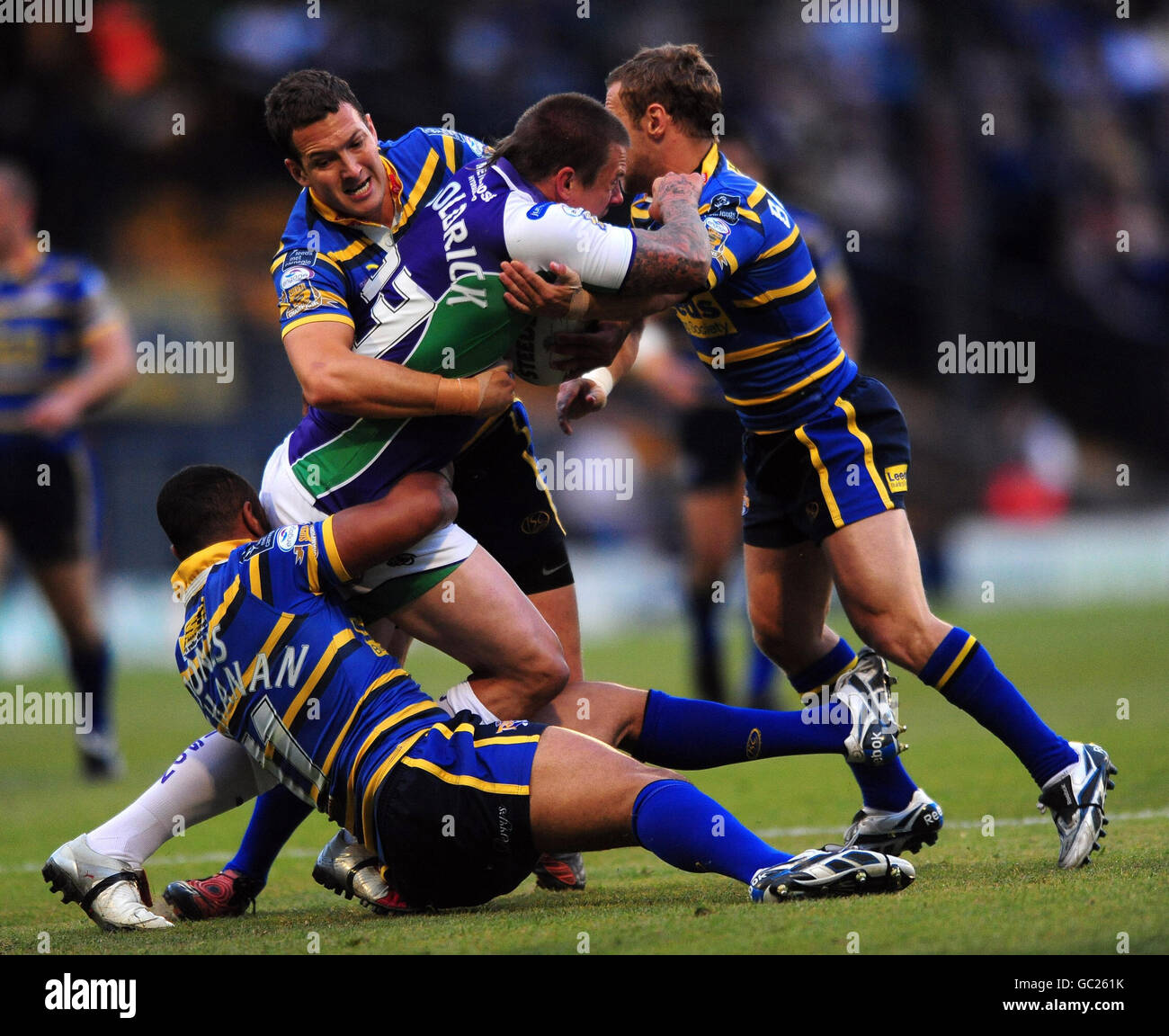 Ryan McGoldrick von Castleford Tigers wird von Jamie Jones-Buchanan, Danny McGuire und Rob Burrow von Leeds Rhinos während des Engage Super League-Spiels im Headingley Carnegie Stadium, Leeds, angegangen. Stockfoto