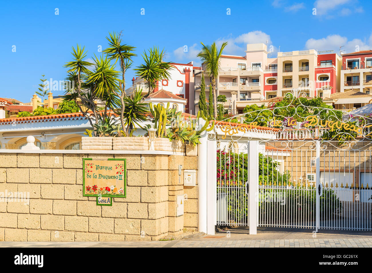 Stadt der COSTA ADEJE, Teneriffa - 17. November 2015: Tor bis hin zu komplexen Ferienwohnungen im Küstenort Costa Adeje, Teneriffa, C Stockfoto