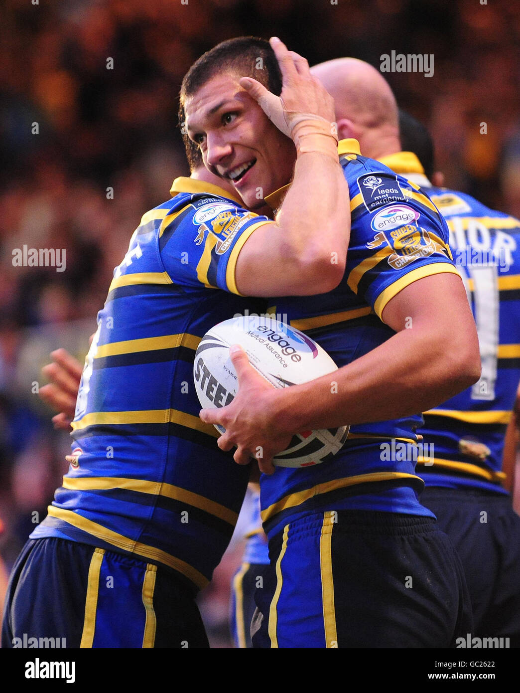 Ryan Hall von Leeds Rhinos (rechts) feiert seinen zweiten Versuch mit Danny McGuire während des Engage Super League-Spiels im Headingley Carnegie Stadium, Leeds. Stockfoto