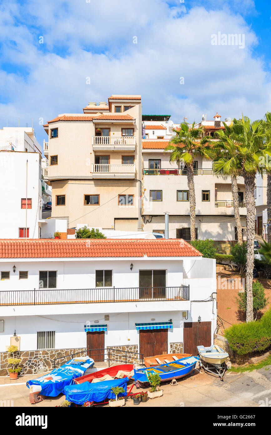 Angelboote/Fischerboote in Alcala Stadt mit typisch kanarischer Architektur auf der Küste von Teneriffa, Kanarische Inseln, Spanien Stockfoto