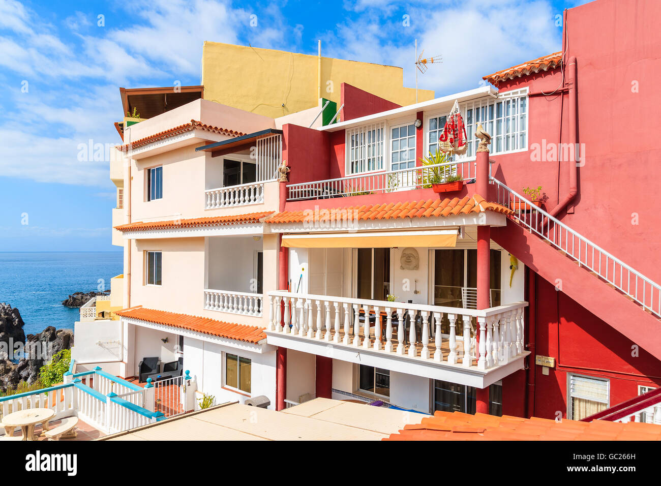 Stadt ALCALA, Teneriffa - 17. November 2015: Bunte Haus mit Ferienwohnungen in Alcala Stadt an der Südküste von Teneriffa, Kanarische Stockfoto