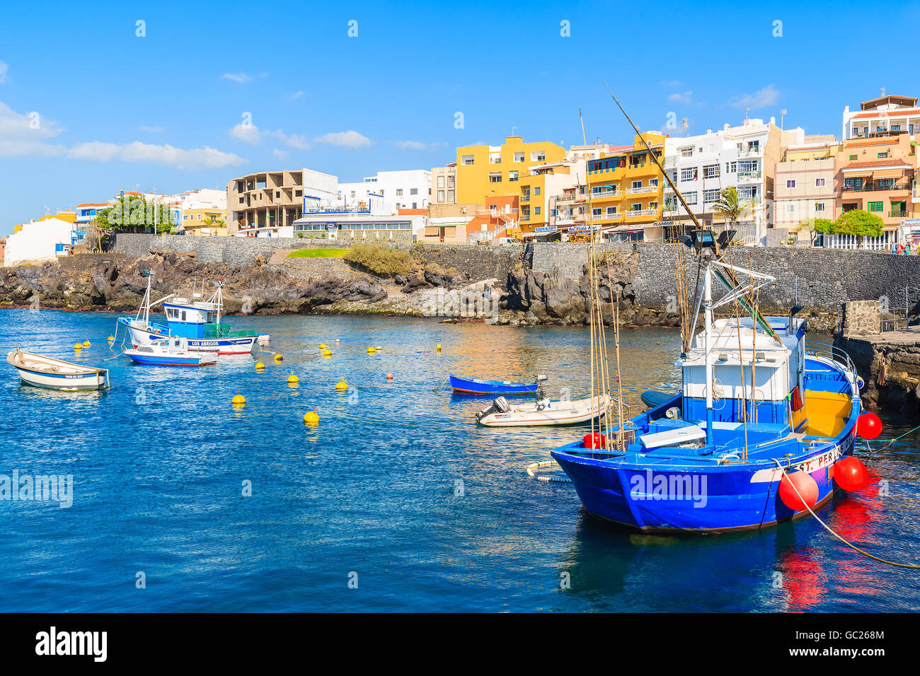 LOS ABRIGOS Hafen, auf der Insel Teneriffa - 18. November 2015: Angelboote/Fischerboote in Los Abrigos Port, Teneriffa, Kanarische Inseln, Spanien. Stockfoto