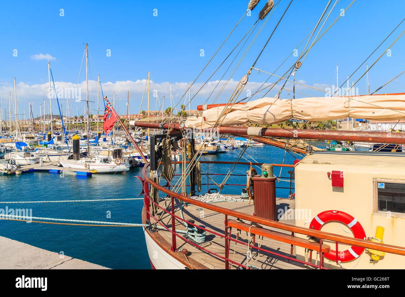 Jachthafen von SAN MIGUEL, Teneriffa - 18. November 2015: Segelboote in Luxus-Marina auf der Küste von Teneriffa, Kanarische Inseln, Spanien Stockfoto