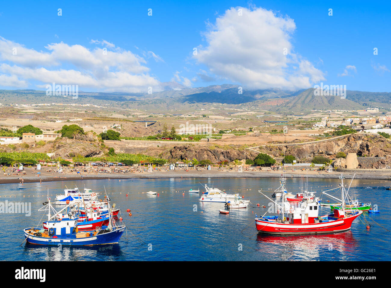 Traditionelle Fischerboote im Hafen von San Juan mit Bergen im Hintergrund, Teneriffa, Kanarische Inseln, Spanien Stockfoto