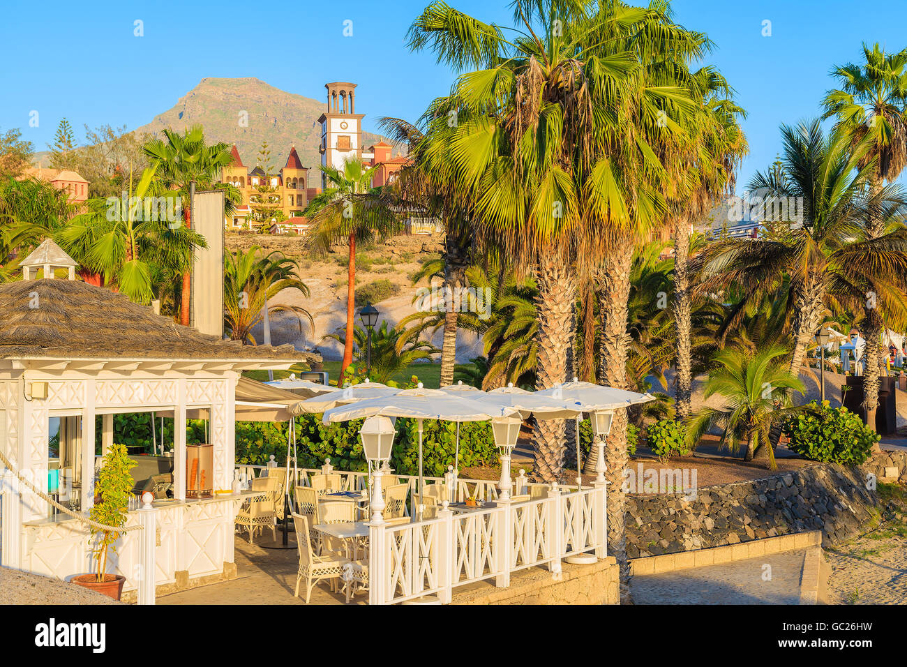 Ein Blick auf Café aufbauend auf El Duque Strand an der südlichen Küste von Teneriffa, Kanarische Inseln, Spanien Stockfoto