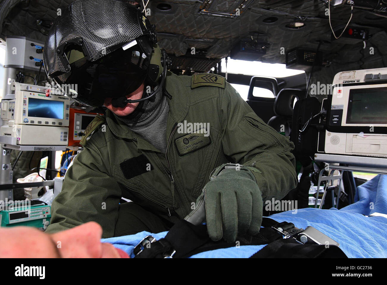 Aircorps-Personal an Bord eines AW 139 Hubschraubers während eines Trainingsfluges über Baldonnel. Die Streitkräfte enthüllten, dass ihr Luftkorps in den letzten Monaten regelmäßig als Krankenwagen eingesetzt wurde. Stockfoto