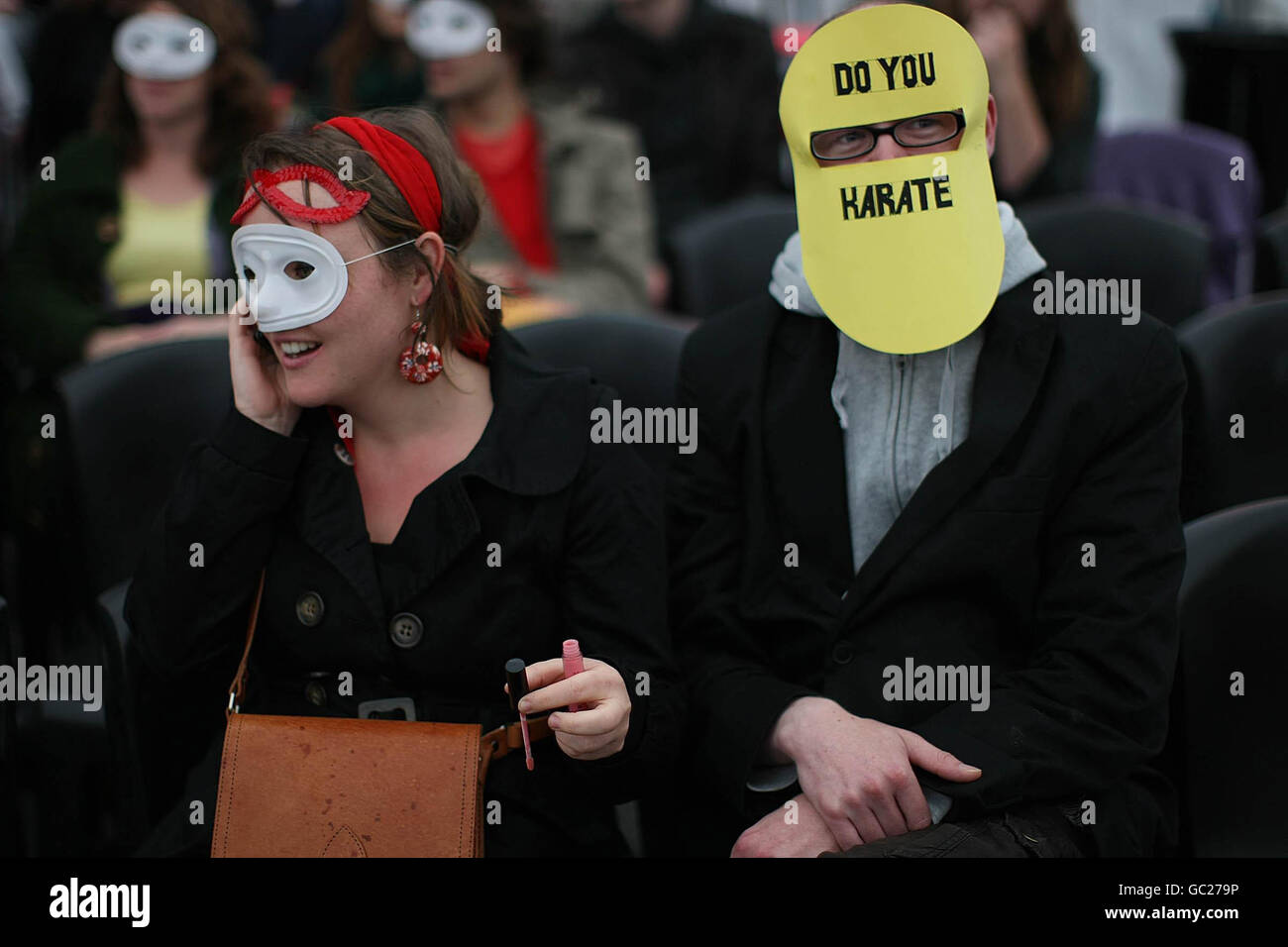 Die erste maskierte anonyme Debatte findet im Meeting House Square in Dublin unter dem Thema "ist diese Stadt fit für den Zweck?" statt. Organisiert von Exchange Dublin und Temple Bar Cultural Trust waren die Zuschauer eingeladen, unter dem Schutz einer Maske zu diskutieren, um sie zur Teilnahme zu ermutigen. Stockfoto
