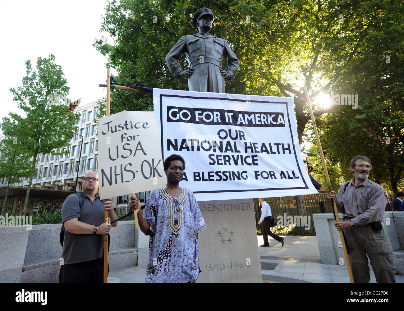 Ein Protest vor der US-Botschaft am Grosvenor Square im Zentrum von London zur Unterstützung des NHS. Stockfoto