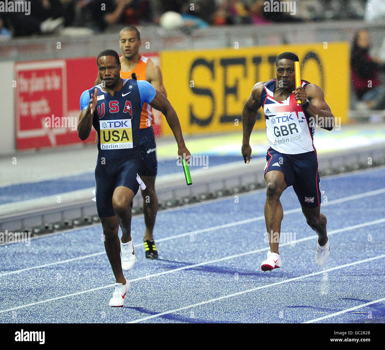 Der britische Harry Aikines Aryeetey (rechts) während der 4x100-m-Staffel der Männer während der IAAF-Weltmeisterschaft im Olympiastadion, Berlin. Stockfoto