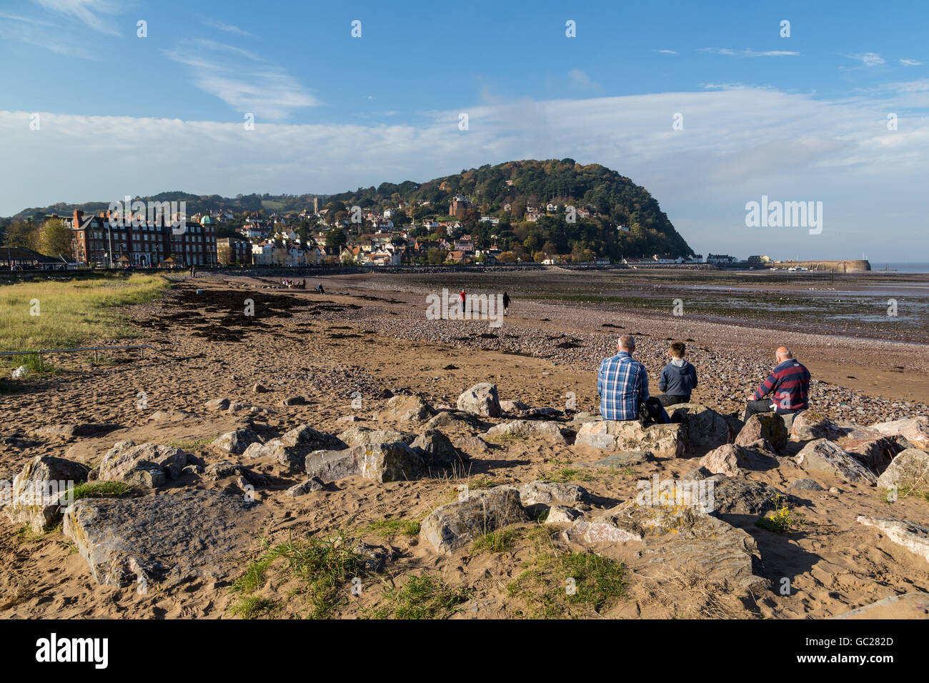 Eine Gruppe von Menschen saßen auf den Felsen mit Blick