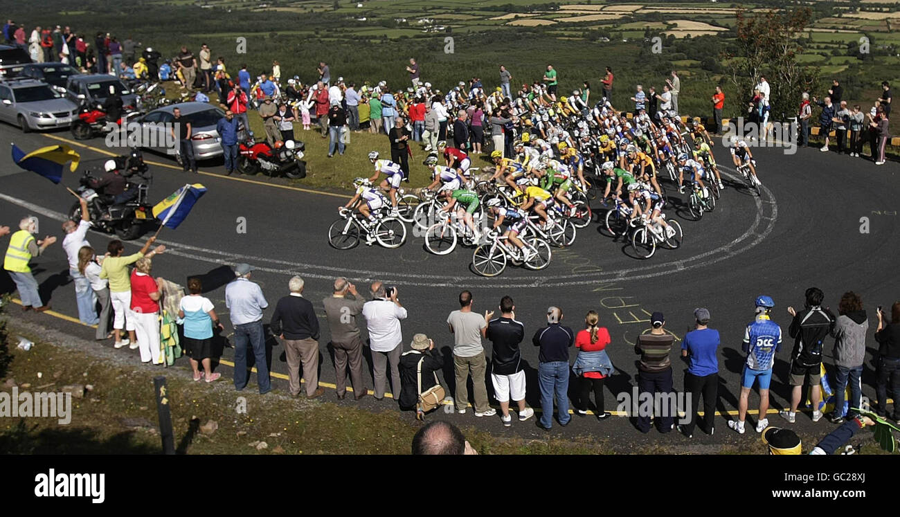 Die Fahrer besteigen den Vee Hill in Tipperary während der zweiten Etappe der Tour of Ireland zwischen Clonmel und Killarney in Irland. Stockfoto