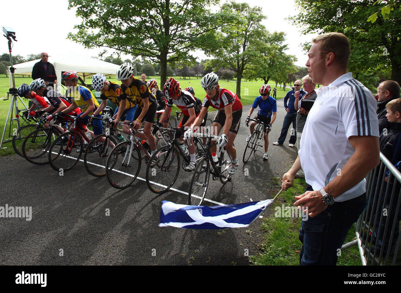 Der Radfahrer Sir Chris Hoy startet ein Radrennen, als er die Regional Schools of Racing ins Leben ruft, die im Bellahouston Park, Glasgow gegründet wurden, um junge Radfahrer im Alter von 10-16 Jahren zu ermutigen und zu entwickeln. Stockfoto