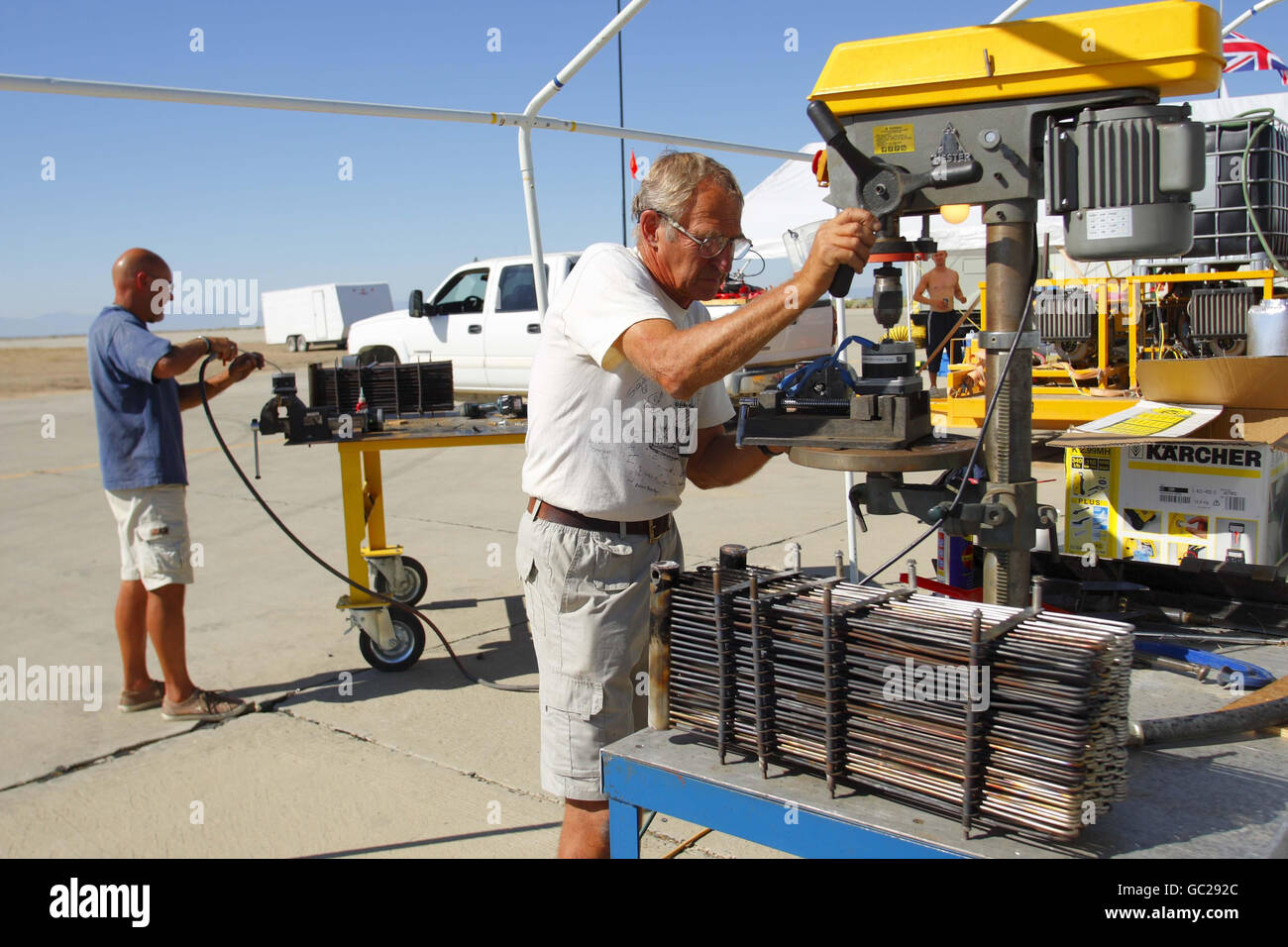 Ingenieure des britischen Steam Car Challenge Teams reparieren das Fahrzeug auf der Edwards Air Force Base in der Mojave-Wüste, Kalifornien, USA. Technische Probleme haben das Team mehrere Wochen lang angehalten, sodass eine Reihe von Versuchen, den 103 Jahre alten Geschwindigkeitsrekord zu brechen, abgebrochen werden mussten. Das Team wird morgen für den nächsten Versuch zurückkehren. Stockfoto