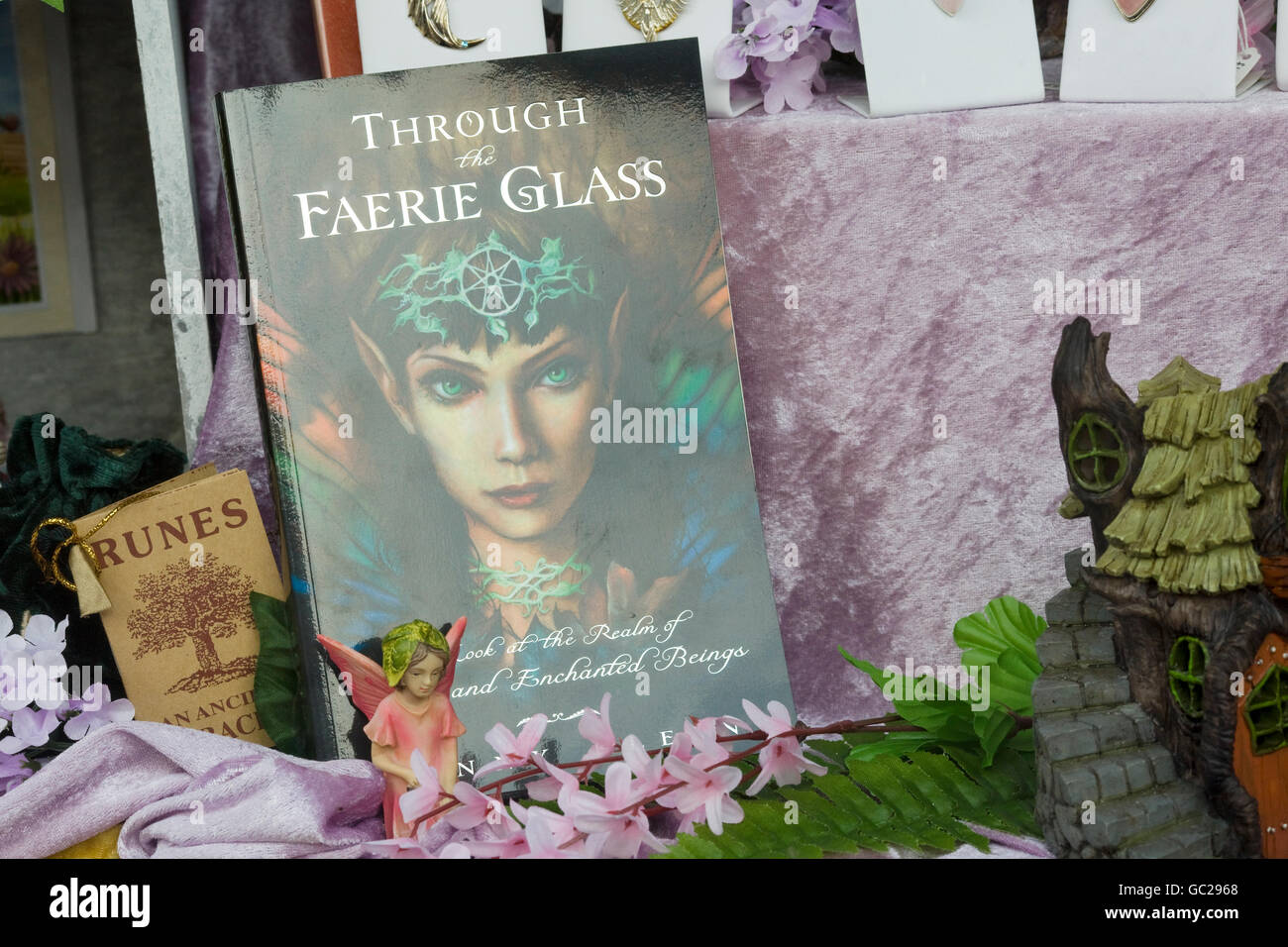 Durch die faerie Glas und Runen-Bücher in einem Store in Glastonbury Stockfoto