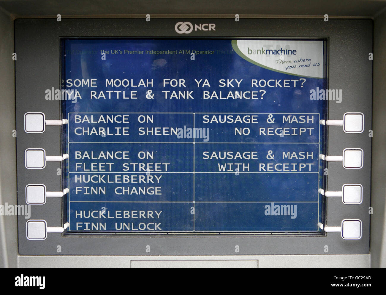 Ein Geldautomat in der Commercial Street, in der Nähe des Spitalfields Market im Osten Londons, wo Kunden die Möglichkeit haben, ihr Geld unter der Leitung von Cockney-Reimenslang abzuheben. Stockfoto