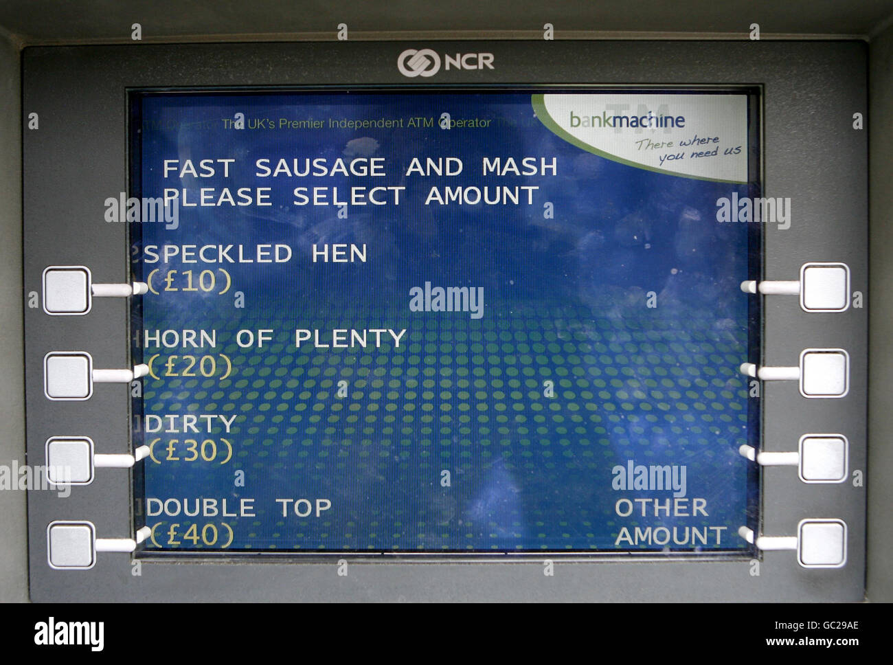 Ein Geldautomat in der Commercial Street, in der Nähe des Spitalfields Market im Osten Londons, wo Kunden die Möglichkeit haben, ihr Geld unter der Leitung von Cockney-Reimenslang abzuheben. Stockfoto